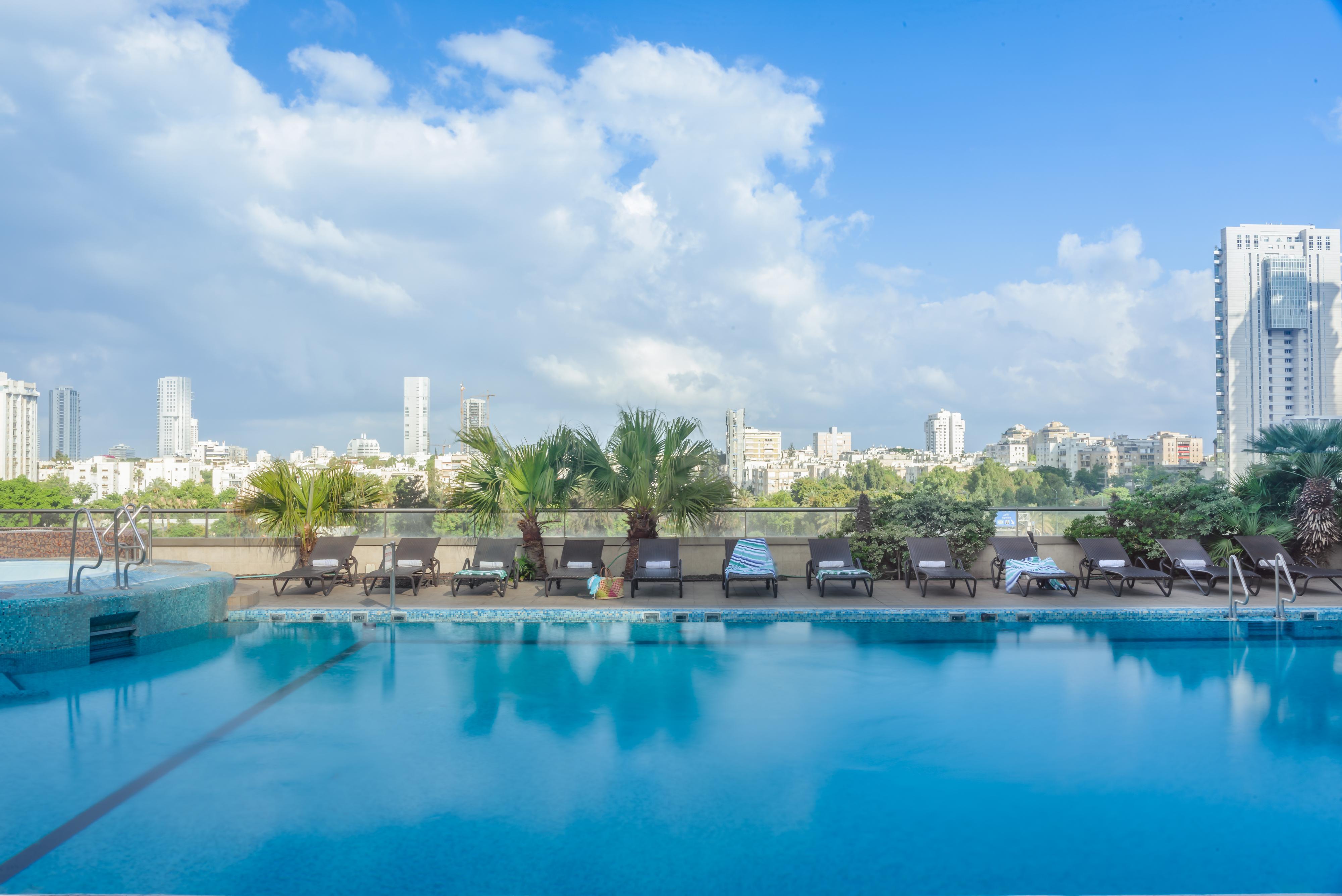 レオナルド シティ タワー ホテル テル アビブ Giv‘atayim エクステリア 写真 The swimming pool at the hotel