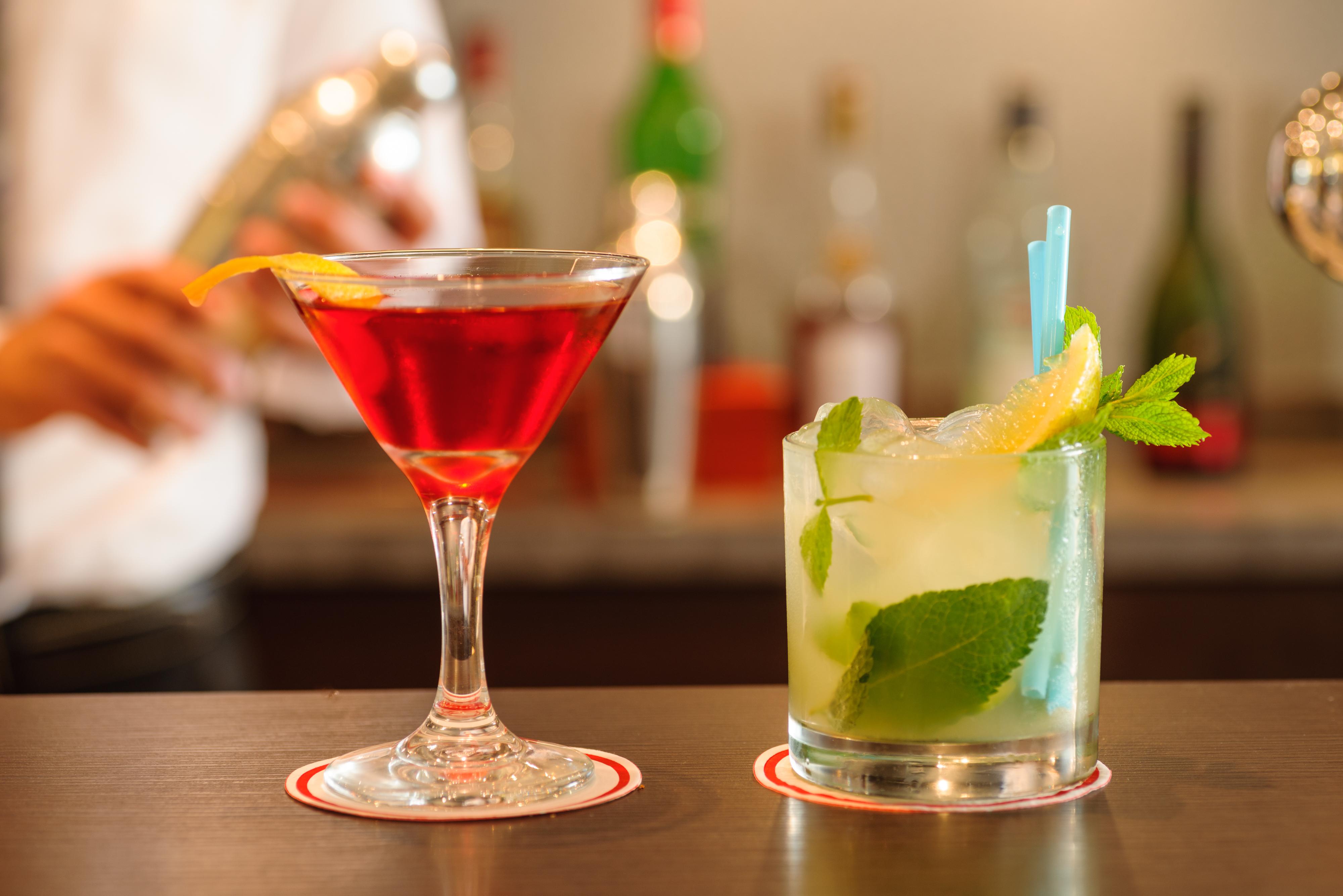 レオナルド シティ タワー ホテル テル アビブ Giv‘atayim エクステリア 写真 A cosmopolitan (left) and a mojito (right)