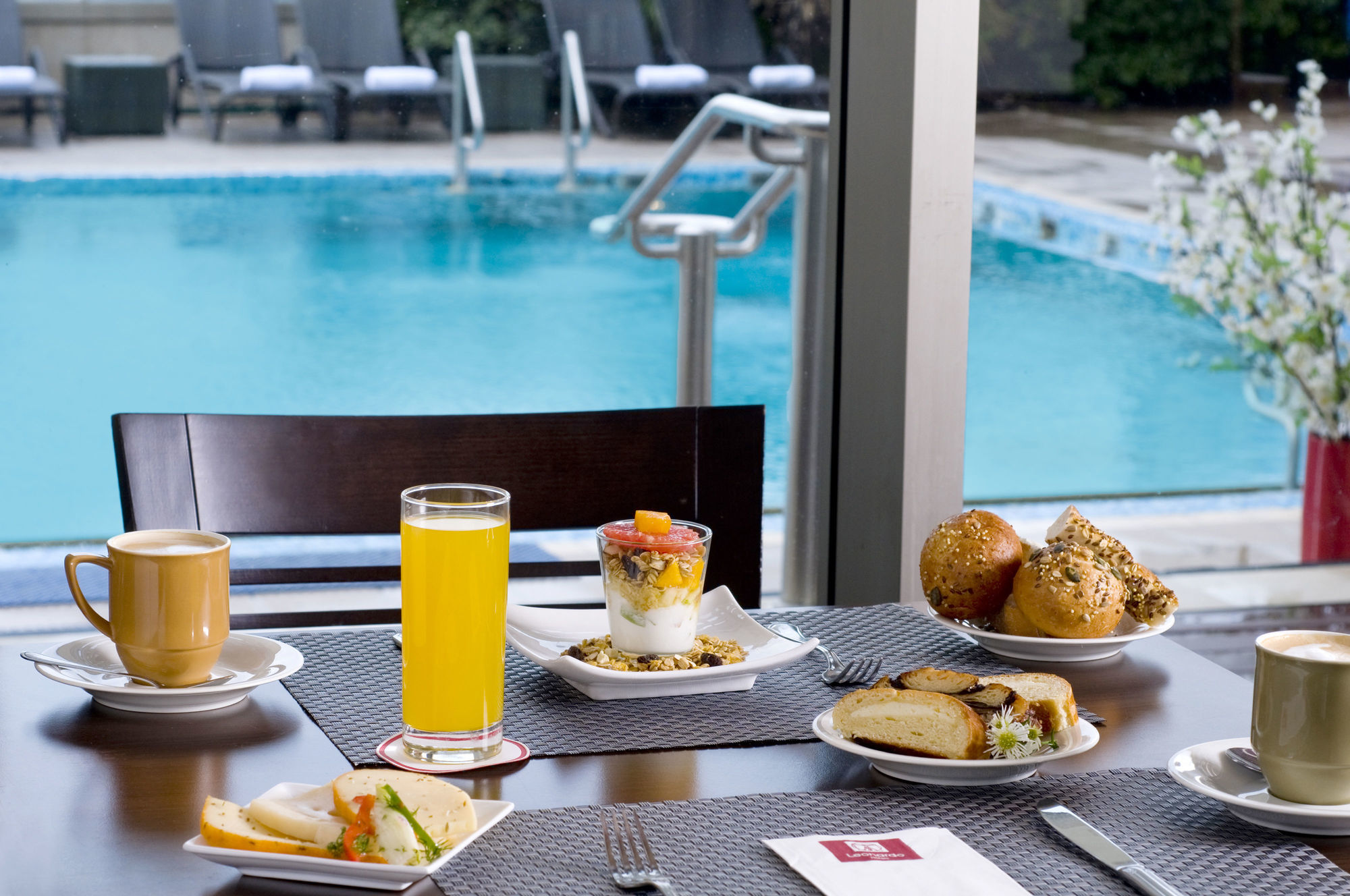 レオナルド シティ タワー ホテル テル アビブ Giv‘atayim エクステリア 写真 Breakfast at the pool