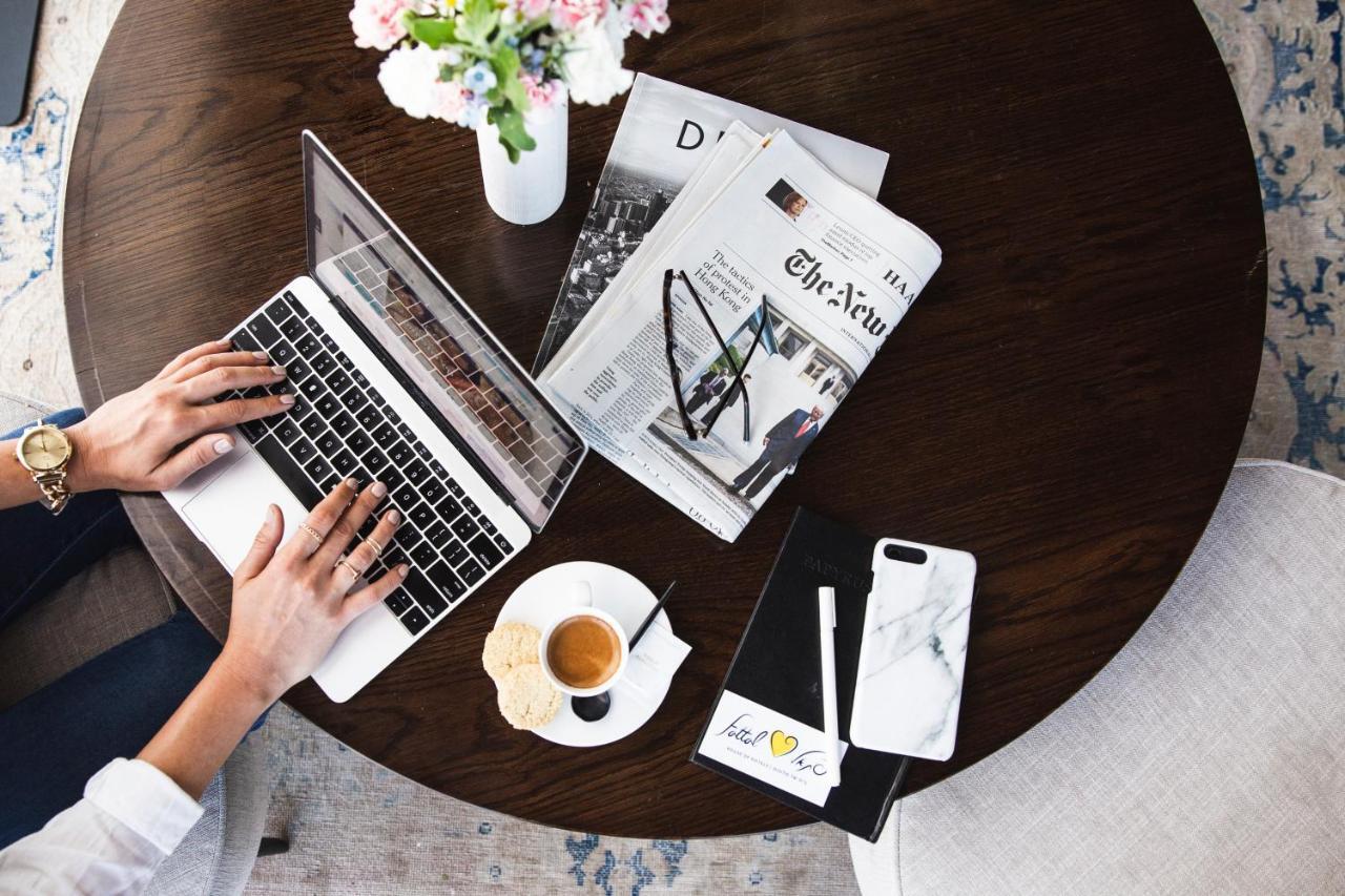 レオナルド シティ タワー ホテル テル アビブ Giv‘atayim エクステリア 写真 A woman working on a laptop